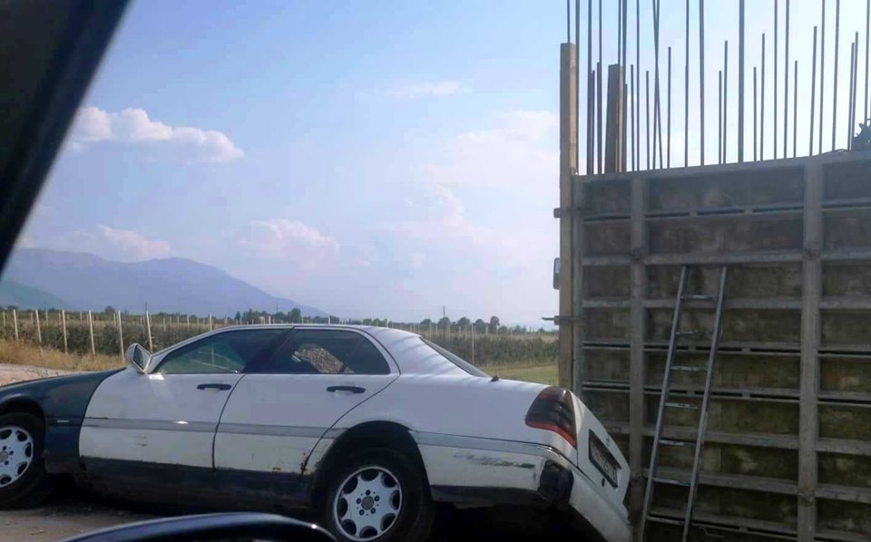 Aksident! Makina bie në gropë në rrugën Kërçovë – Ohër
