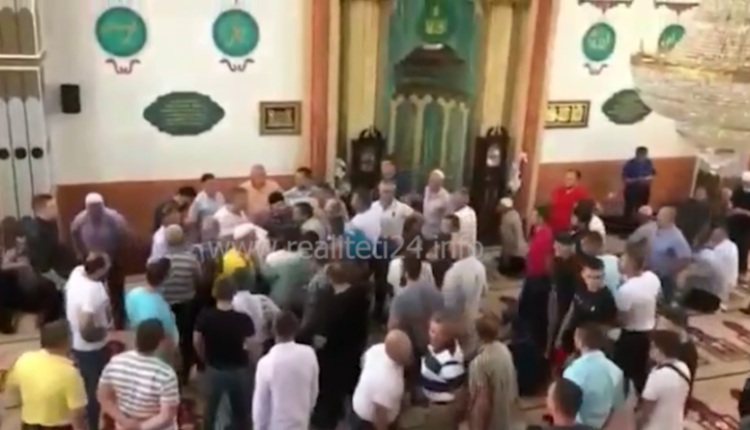 Kërçovë përleshja në një xhami ! (VIDEO)