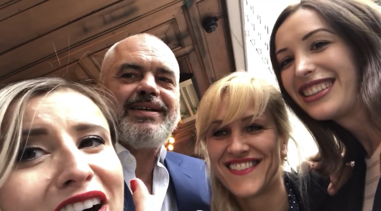 Edi Rama në përqafimin e tri menaxhereve shqiptare në Nju Jork, njëra nga Maqedonia (Video)