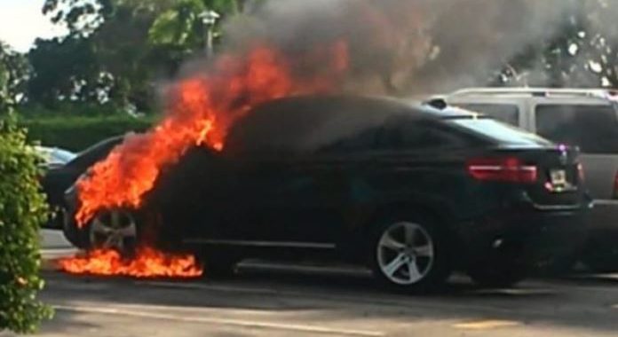 Punëtori ia djeg veturën shefit sepse iu kishte vonuar paga !