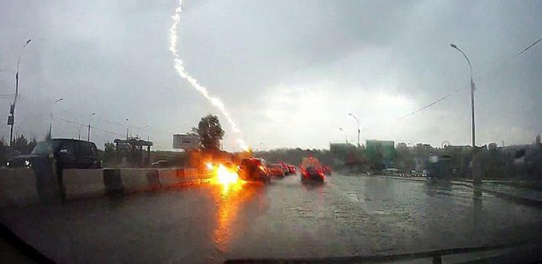 Rrufeja e godet dy herë veturën , shpëton gruaja (VIDEO)