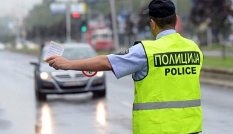 Veturë me targa  zvicerane godet dy policë..