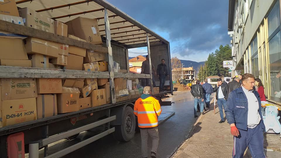 Dora Kërçovare përgadit ndihmat për në Shqipëri (FOTO)