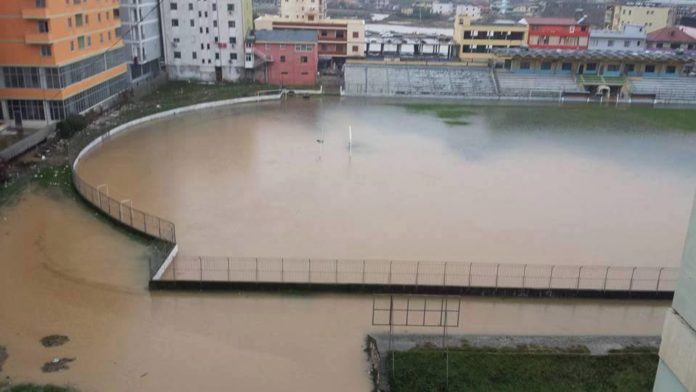 Stuhi reshjesh në jug të Shqipërisë, përroi përmbyt Gjirokastrën