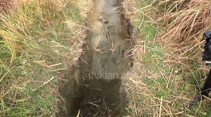 Çarja e tokës pas tërmetit. Banorët: Pamë flakë, shpërthehu gaz dhe tokat u mbushën me baltë të zezë (VIDEO)