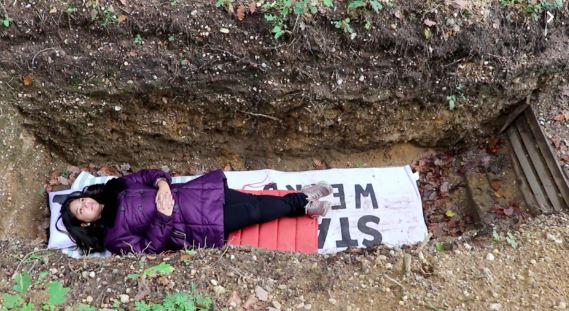 Universiteti hap varre për studentët që të reflektojnë mbi jetën dhe vdekjen (VIDEO)