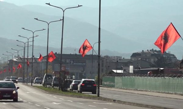 Boshatiset kampi i Prizrenit, të strehuarit pas tërmetit u rikthyen në Shqipëri