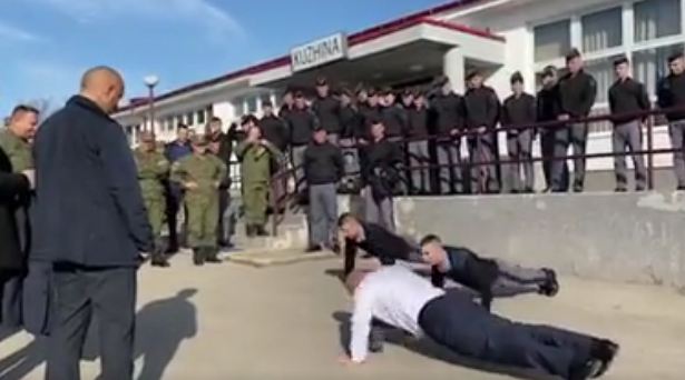 Haradinaj e bën edhe këtë: Sfidon kadetët e FSK-së me pompa (Video)