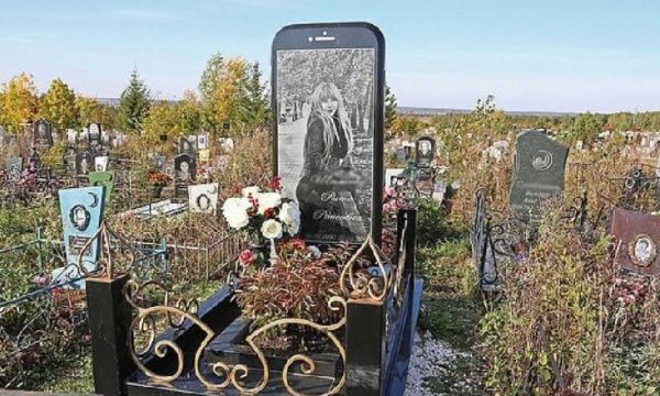 E fiksuar pas teknologjisë, i krijojnë gurin e varrit në formën e i-Phone-it (FOTO)