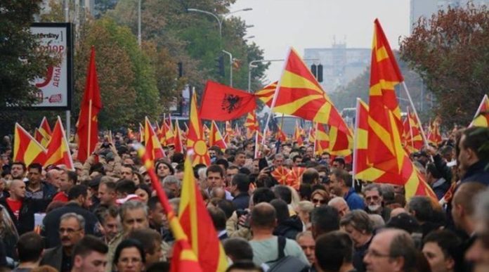 Qytetarët e Maqedonisë të pakënaqur nga funksionimi i shtetit..(FOTO)