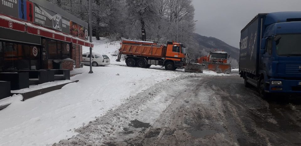 Hiqet ndalesa për kamionë në Strazhë..