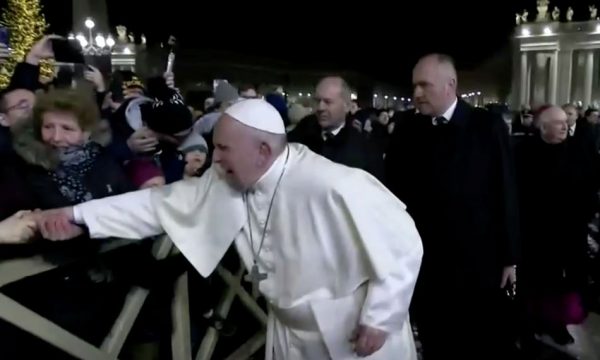 Momenti kur Papa Francesku godet një femër (VIDEO)