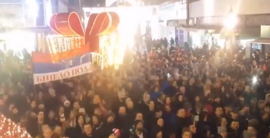 Studentët serbë bëjnë thirrje raciste ndaj shqiptarëve (VIDEO)