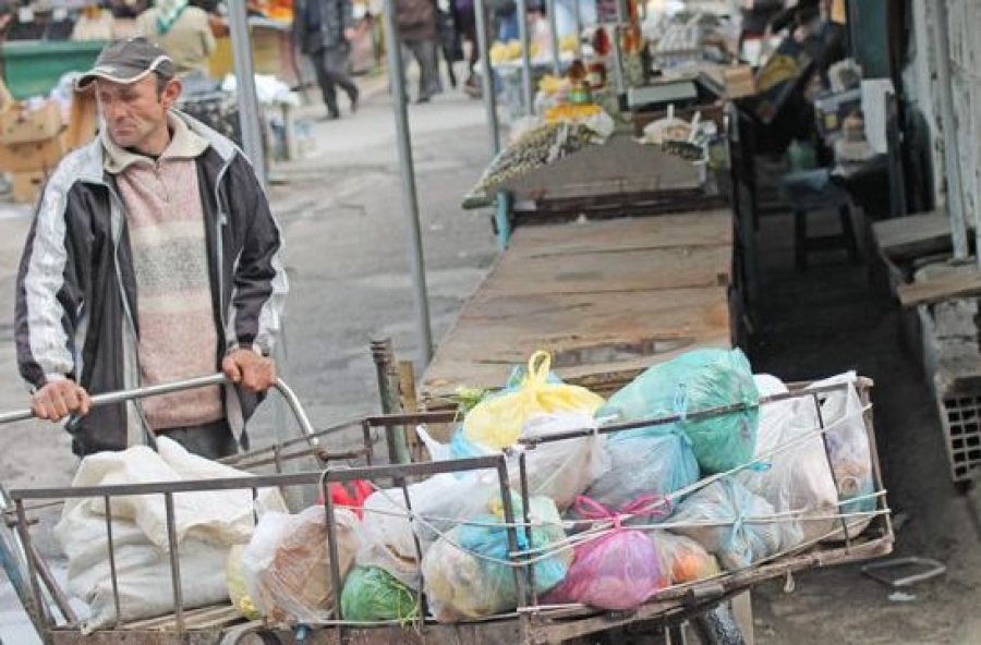 Qytetarët përgatiten për festën e Bajramit, por rritja e çmimeve problem i madh..!