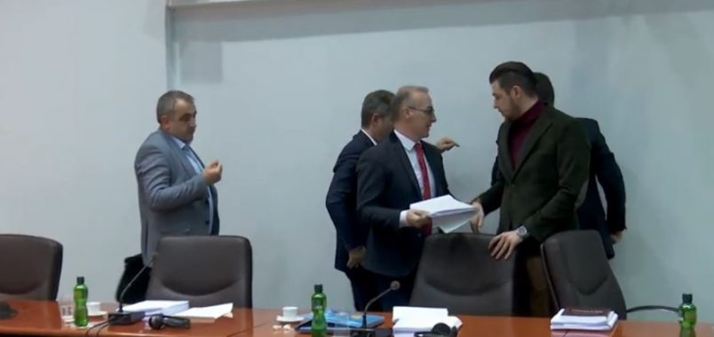 VMRO dhe BDI bllokojnë diskutimin për Ligjin e Lustrimit (VIDEO)