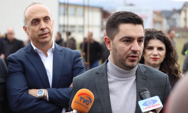 Fatmir Dehari falimenderon publikisht ministrin Kreshnik Bekteshi