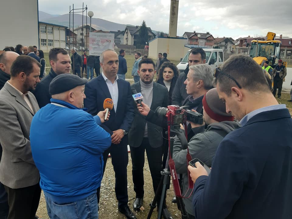 Pishinë e mbyllur edhe në Kërçovë, sot nisën punimet (VIDEO)