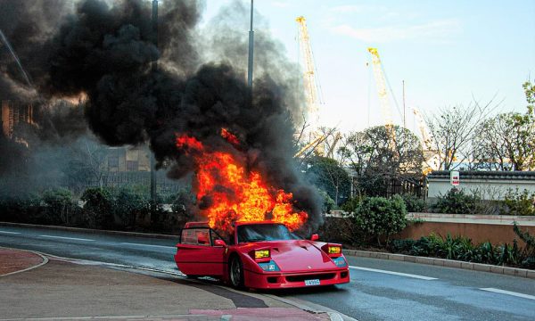 Shkrumbohet nga flakët Ferrari me vlerë 1 milion dollarë (VIDEO)