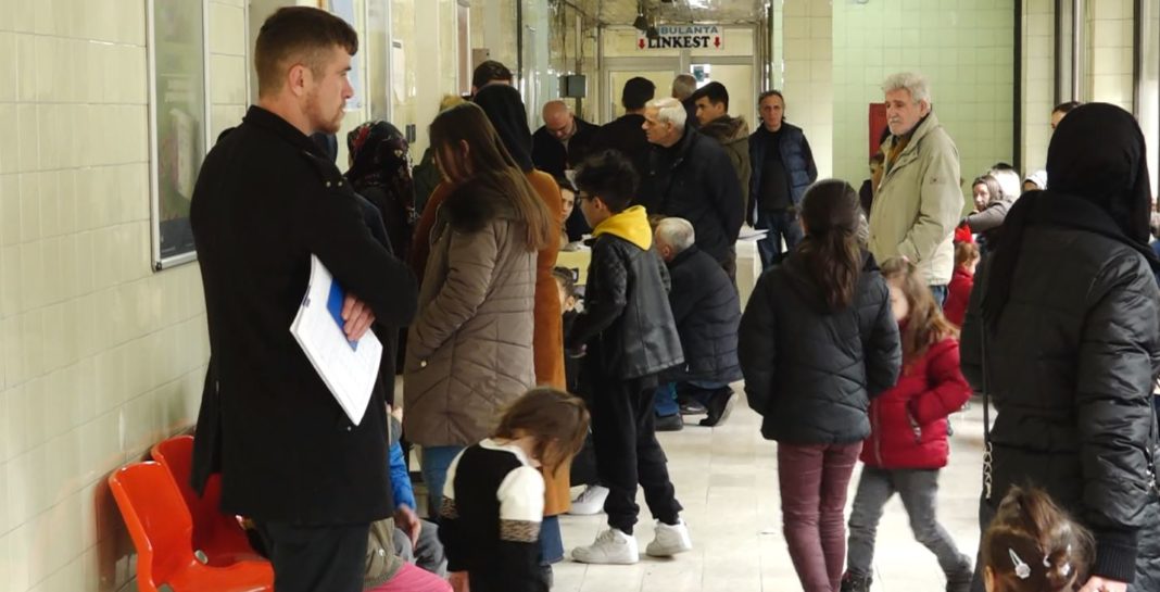 Gripi sezonal, radhë të gjata nëpër ambulanca