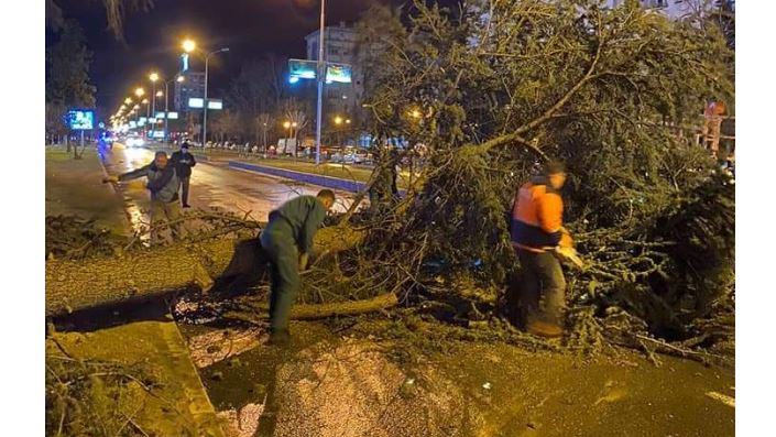 Moti i keq dhe erërat kan lënë katastrofa (FOTO)