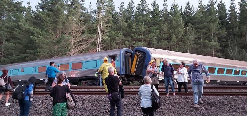 Momente tmerri/ Del nga shinat treni me 160 pasagjerë, 2 persona humbin jetën