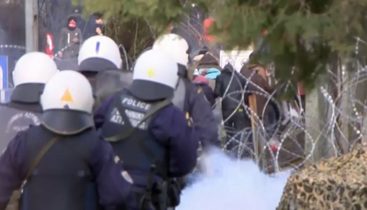 Përplasje të ashpra mes policisë greke dhe migrantëve (VIDEO)