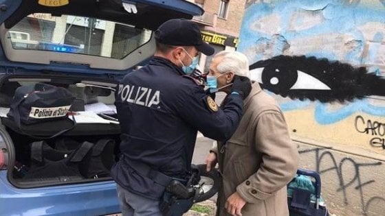 Prekëse! I moshuari me lot në sy i kërkon policëve një maskë sepse pa të nuk shkon dot në supermarket