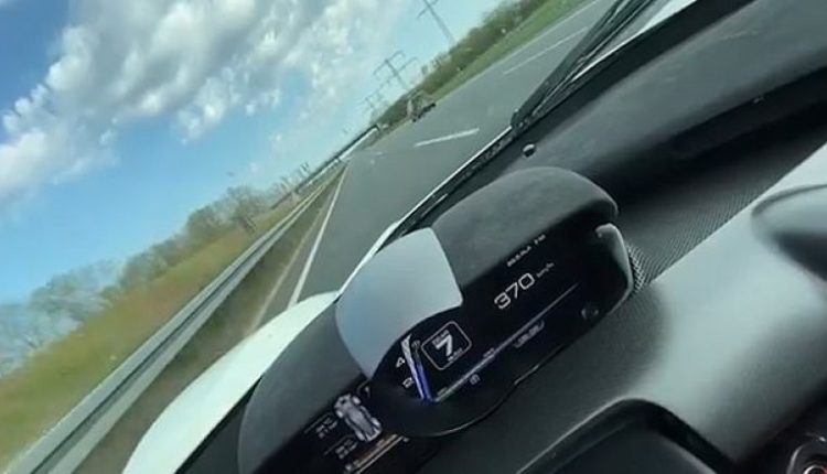 Gjermani: Shfrytëzon situatën e Koronavirusit, vozit nëpër autostradën e zbrazët me 370 km/h me Ferari (VIDEO)