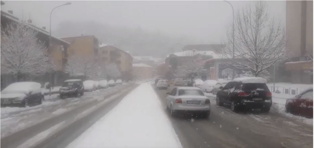 Kërçovë: Mbi 40 tonë kripë janë hedhur në rrugët me borë..