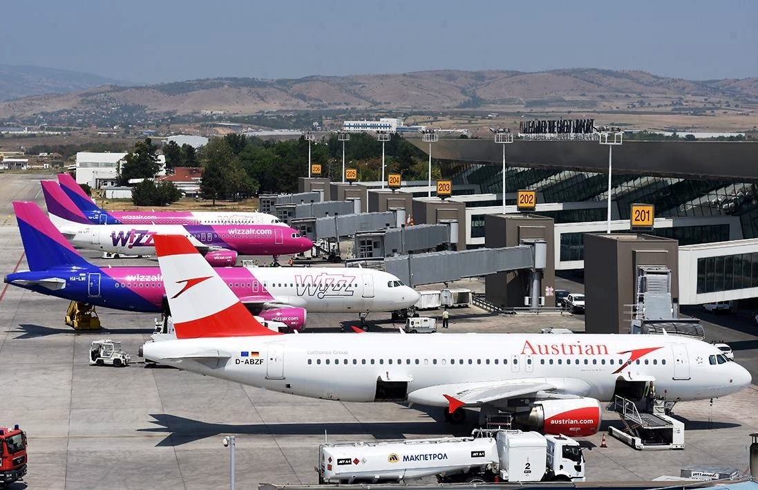 Mos blini bileta ajrore pa rihapjen e aeroporteve !