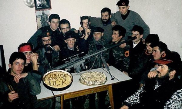 Kështu e festonte UÇK-ja Bajramin e vitit 1999 (FOTO)