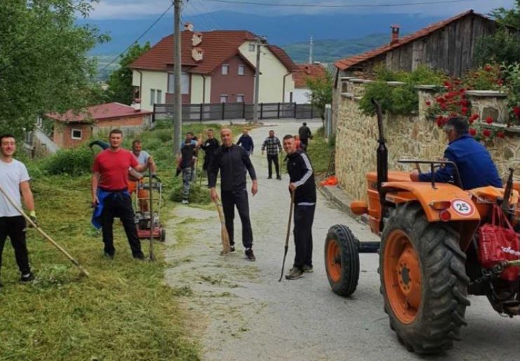 Kryetari Dehari me kastriotasit pastroj rrugët e fshatit