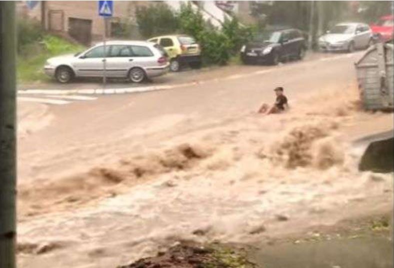 Përmbytje në Beograd, shihni se si uji i ‘rrëmben’ njerëzit atje (VIDEO)