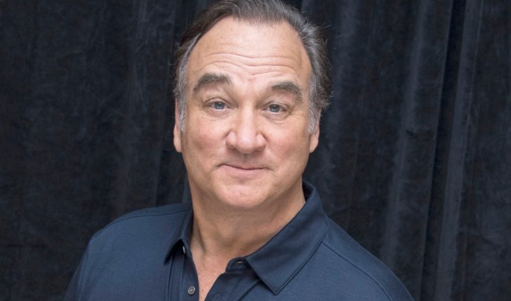 Jim Belushi hap lokal në fermën e tij dhe i vendos emrin në gjuhën shqipe (FOTO)