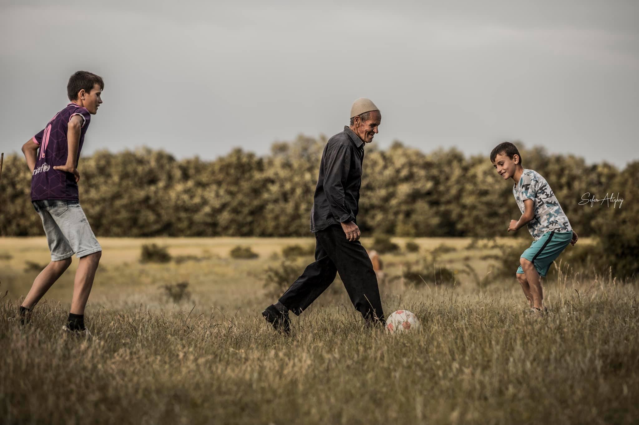 Kur 74 vjeçari luan futboll (FOTO)