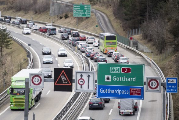 Vijnë mërgimtarët: Mbi 13 kilometra e gjatë kolona e automjeteve në Gotthard..