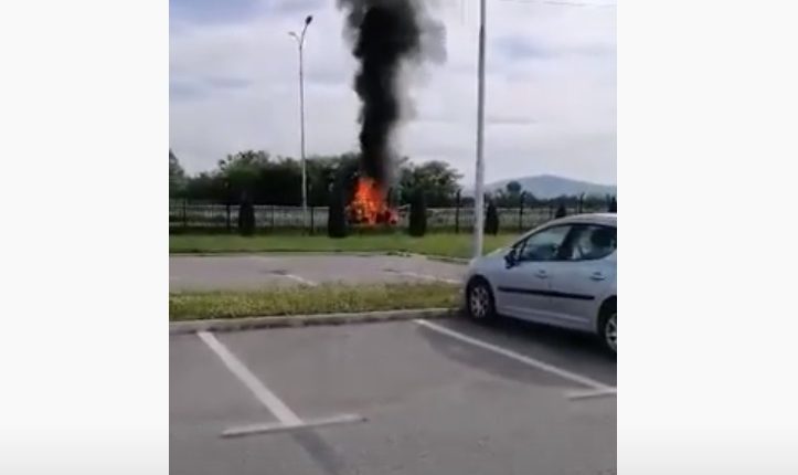 Përfshihet nga zjarri një furgon në afërsi të autostradës Kërçovë-Osllomej