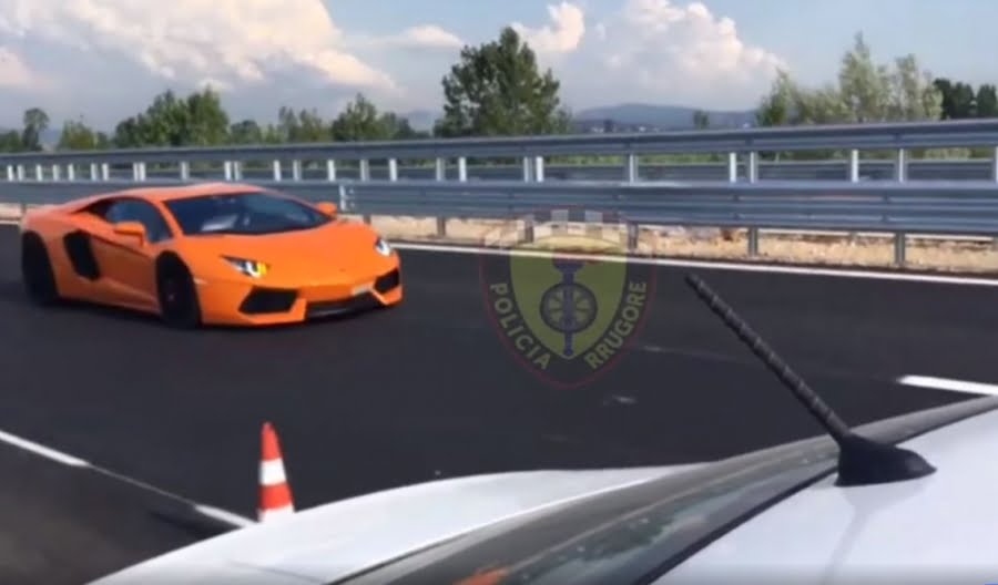 “Lamborghini” shpejtonte 236 km/h në rrugën Tiranë-Vlorë, ndalohet nga policia (VIDEO)