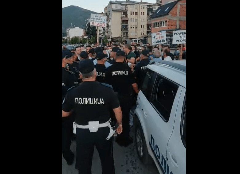 Kërçova pati edhe përplasje fizike me policinë gjat protestave (VIDEO)