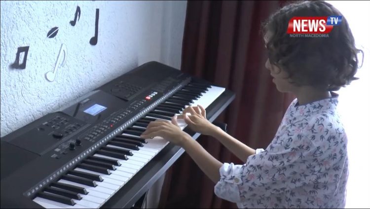 EMOCIONALE/ Lindi i verbër, por Aldini nga Kumanova i jep melodi shpirtit, bën mrekulli me muzikën (VIDEO)