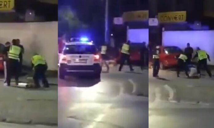 Policia rrah brutalisht një person në mes të rrugës (VIDEO)