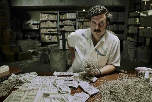 Bingo! Nipi i Pablo Escobar zbulon 18 milionë dollarë, ja ku i kishte fshehur “Bossi” i drogës (VIDEO)