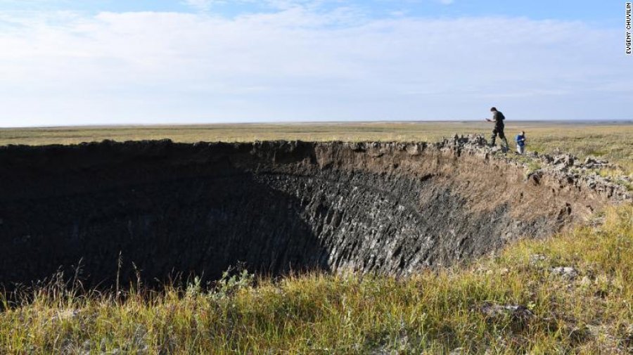 Një vrimë e madhe misterioze është shfaqur në tundrën Siberiane (FOTO)