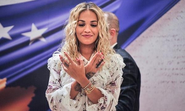 Ditë e trishtë, Rita Ora shkruan në shqip para gjithë botës