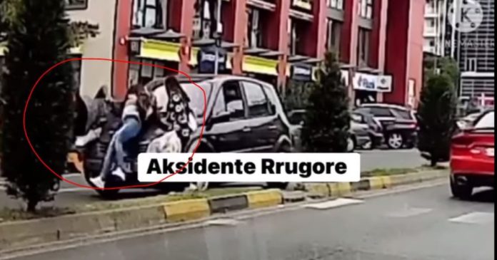 Aksident i frikshëm/ Makina përplas familjen në vija të bardha (VIDEO)