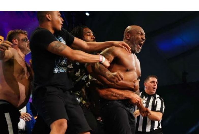 Rikthehet në ring pas 15 vitesh Mike Tyson