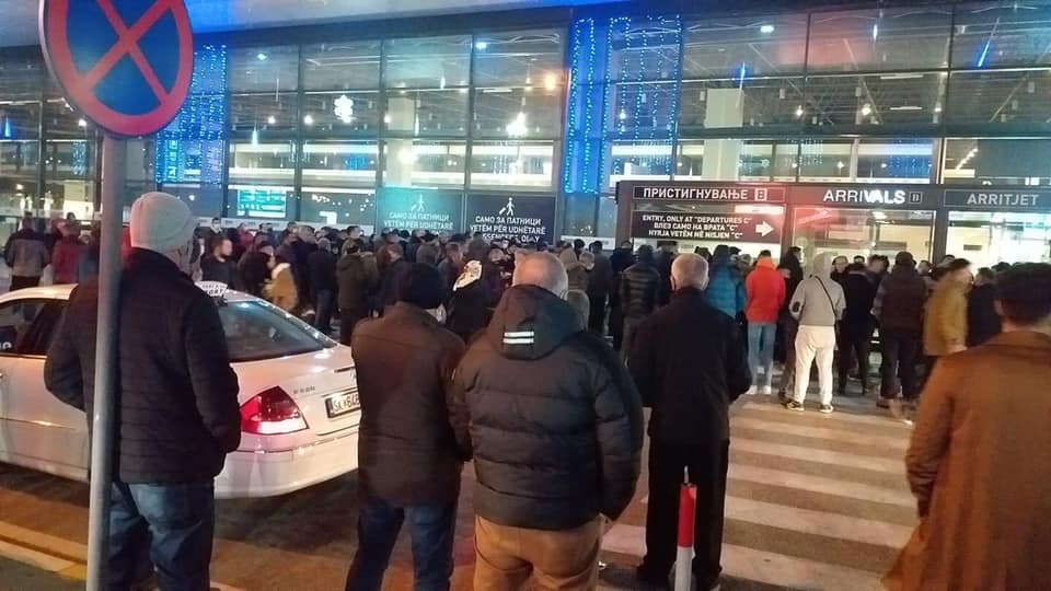 Kështu dukej sonte aeroporti i Shkupit, në pritje të mërgimtarëve shqiptarë (FOTO)