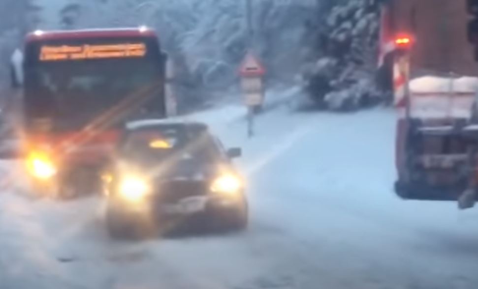 A ka më të fortë? Golf 3 e nxjerr një autobus të mbetur në borë..(VIDEO)