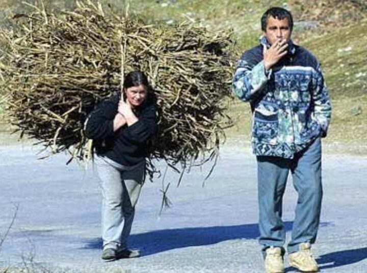 Pse gratë shqiptare ecnin prapa burrave ! Kjo është arsyeja e vërtetë ?