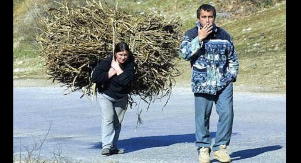 Pse gratë shqiptare ecnin prapa burrave ! Kjo është arsyeja e vërtetë ?